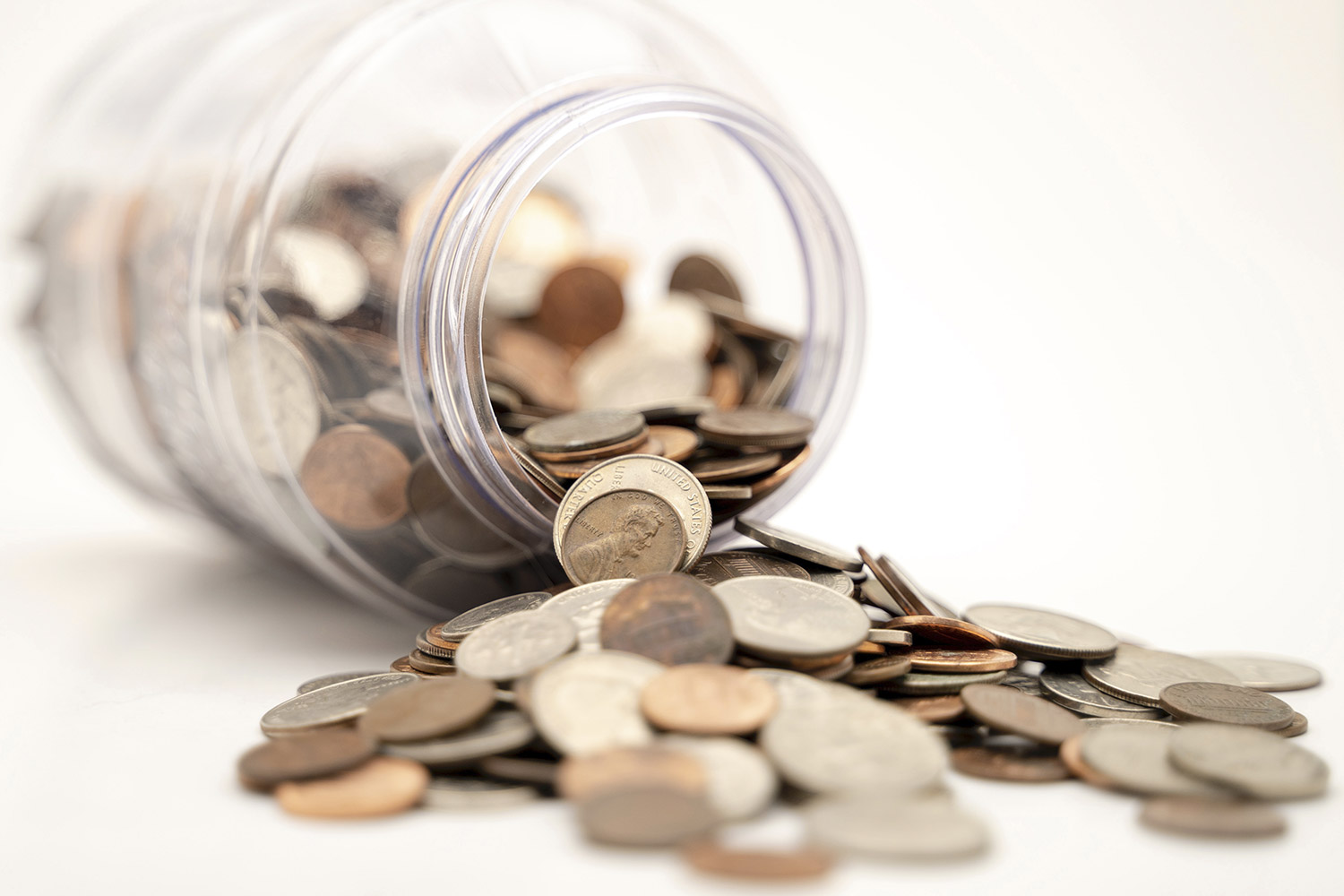 pote de moedas representando os 3 passos para implementar um fundo de marketing